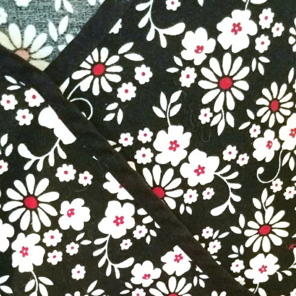 Willow Brooks Scrub Top Black Floral Size M - Picture 2 of 9